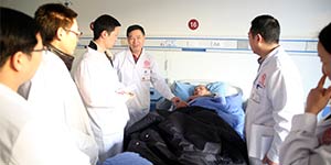 成都风湿医院住院部医生商量如何让患者在住院过程中得到更好照顾.jpg